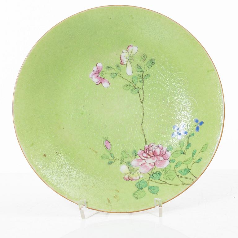 Fat, två stycken, samt lock och skål, porslin. Sen Qingdynasti.