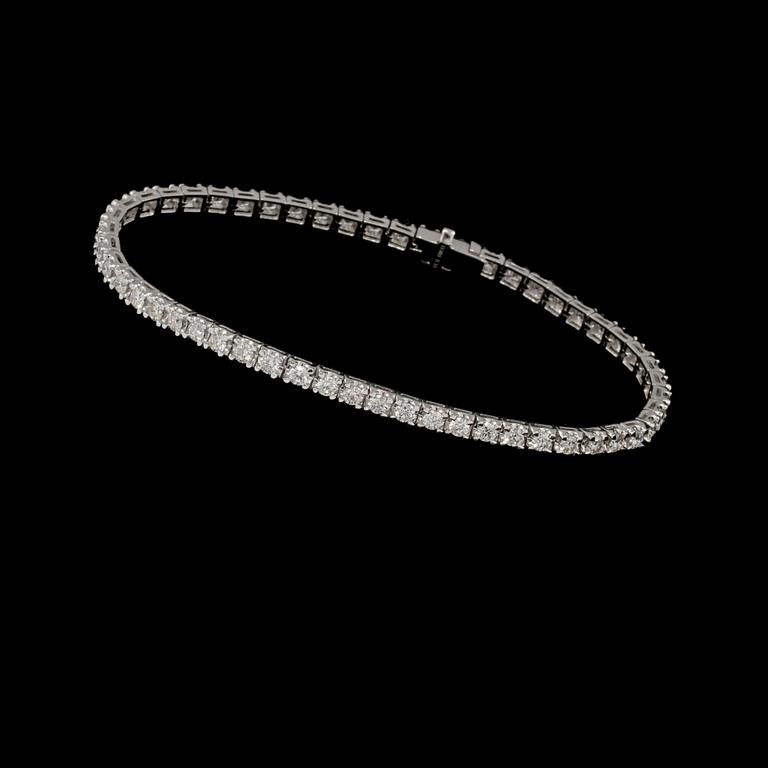 ARMBAND, 18k vitguld med 56 briljantslipade diamanter, totalt 3.09 ct. Vikt 11 g.