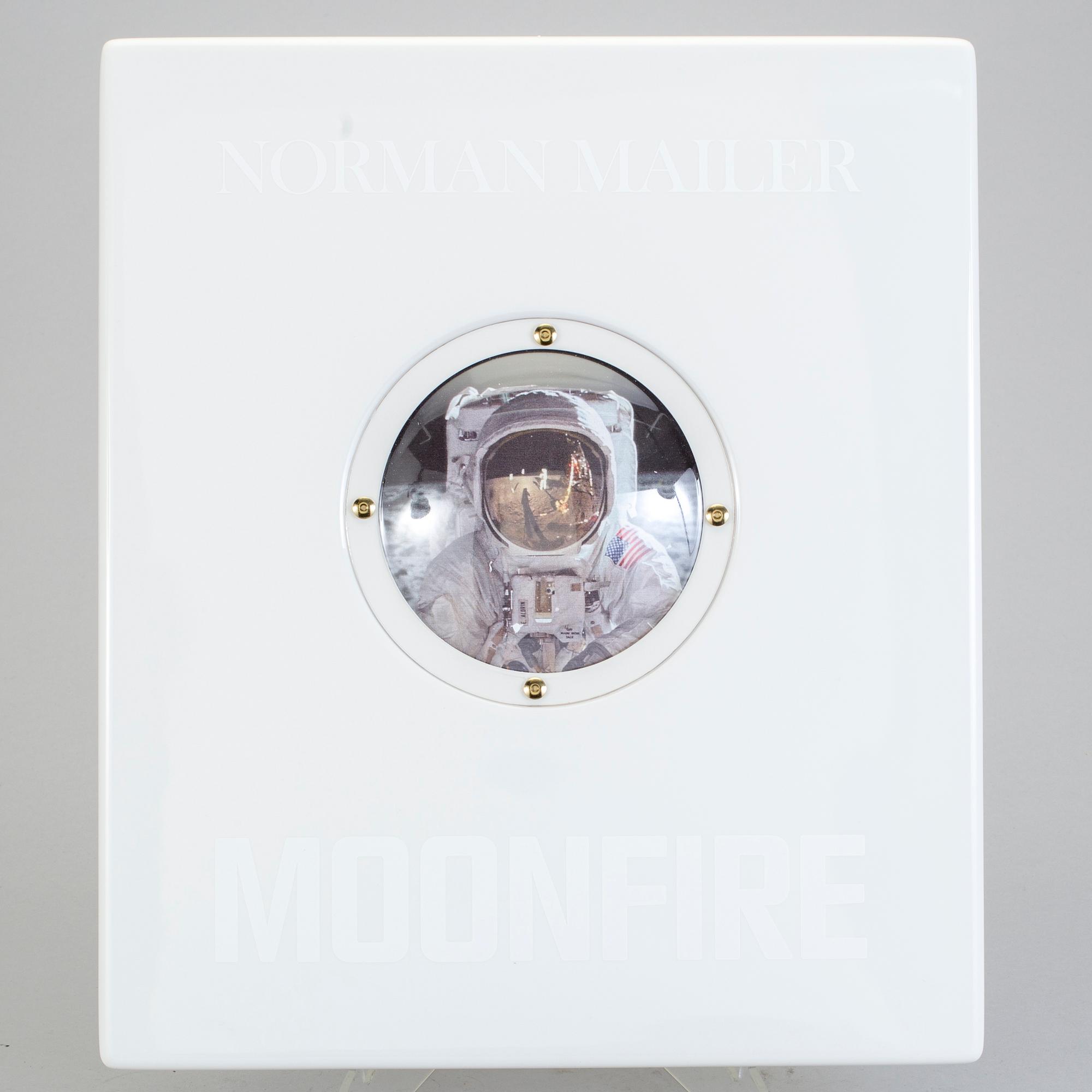 BOK samt AUTOGRAF, "Moonfire", Norman Mailer, Buzz Aldrin, numrerad AP 181/200.