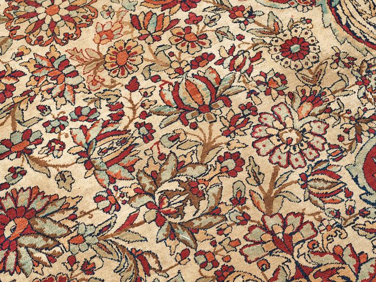 A carpet, an antique Kerman Laver, ca 677-688,5 x 510,5-526 cm.