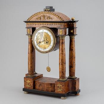 A Biedermeier pendulum clock, probably Germany / Austria. First half of the 19th century.