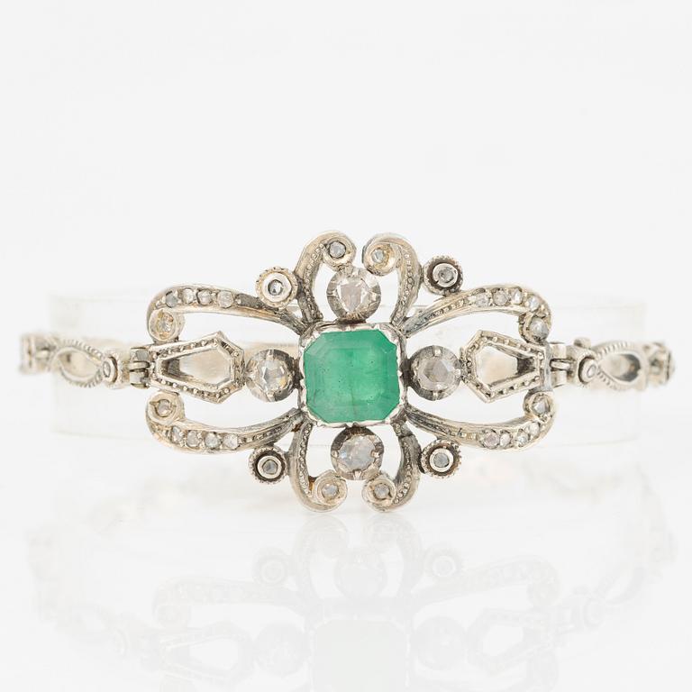 Bracelet in silver with a faceted emerald and rose-cut diamonds.