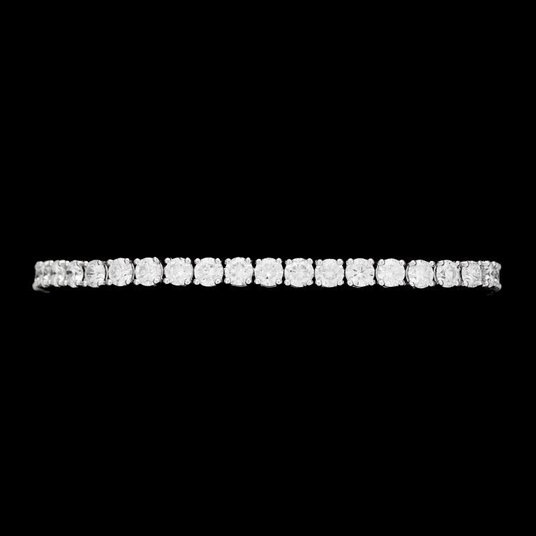 ARMBAND, 42 briljantslipade diamanter, tot. 10.19 ct.