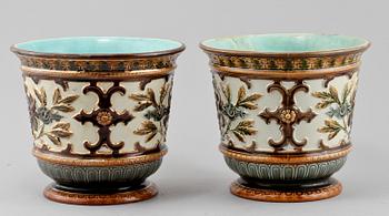 YTTERFODER, 2 st snarlika, majolika, Rörstrand, omkring 1900.