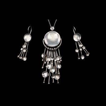 A PAIR OF EARRINGS AND A PENDANT, silver, Suomen Kultaseppä 1974. Weight 22,5 g.