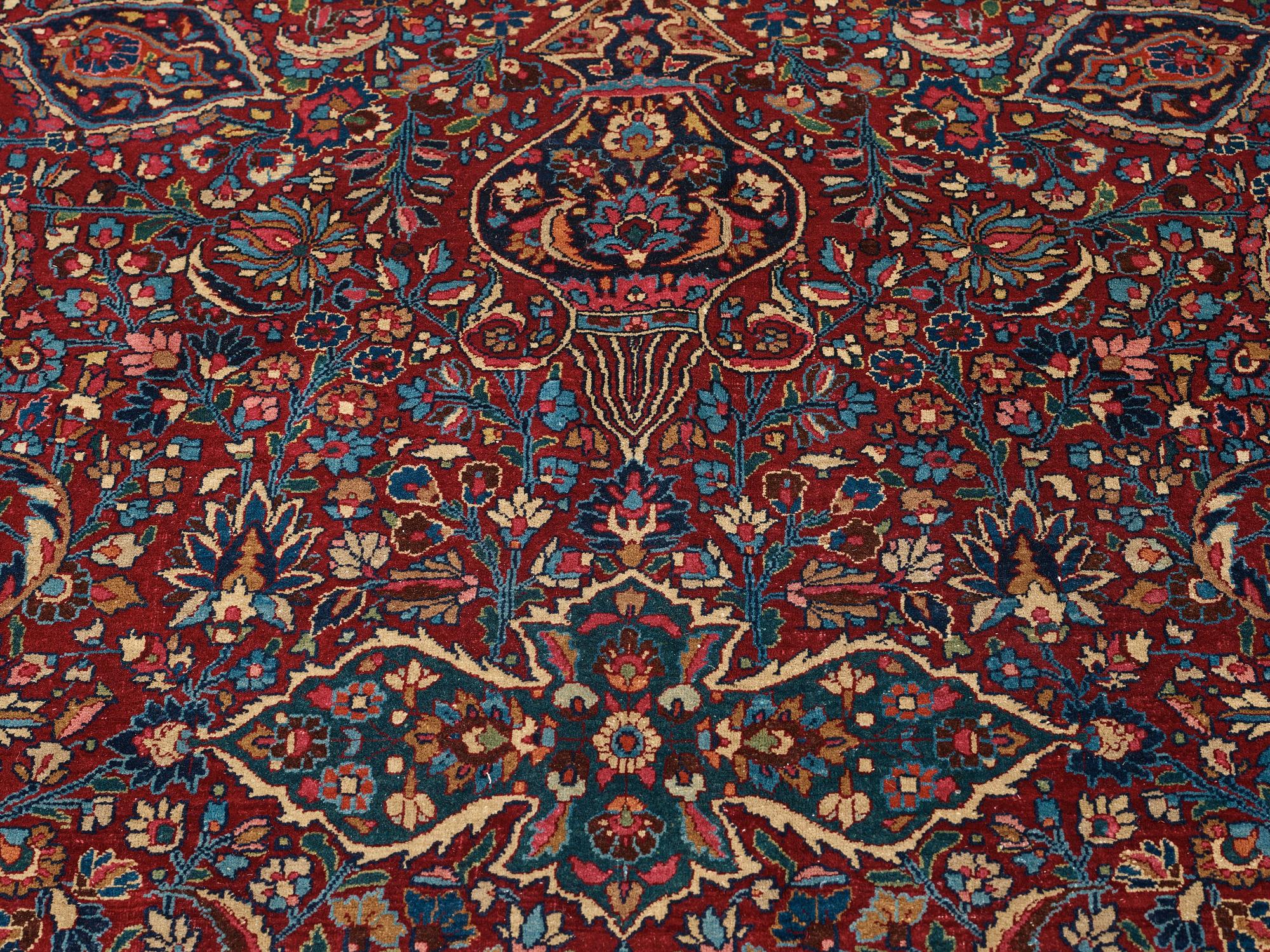 MATTA, semiantik Meshed, ca 544,5 x 356 cm, signerad "Arbete av Makhmalbaf".