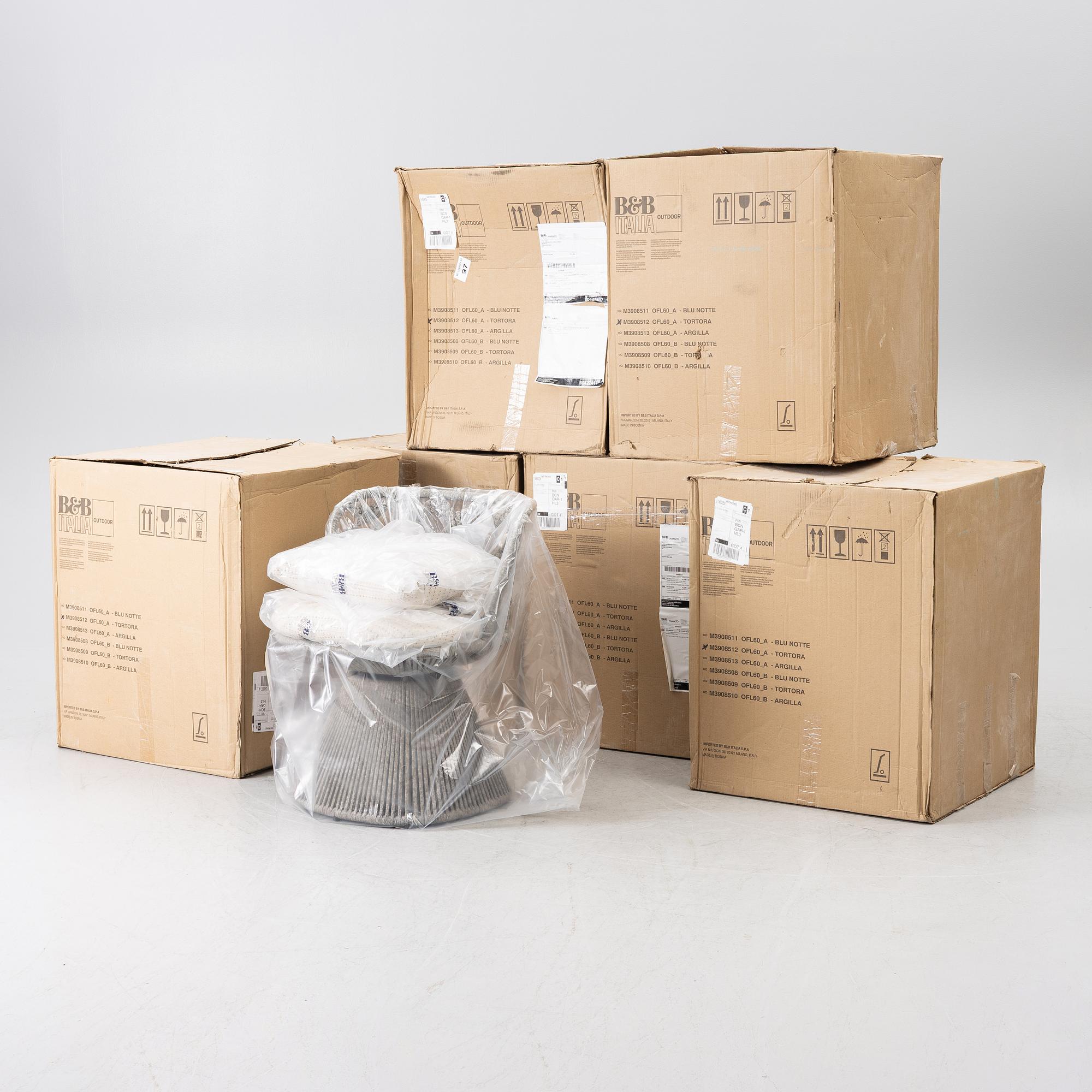 Monica Armani, six outdoor 'Flair O' ' B&B Italia.