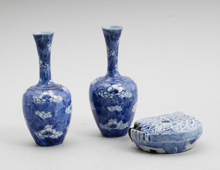 PENSELBAD SAMT MINIATYRVASER, 1 par, porslin, Kina, sannolikt 1900-tal.