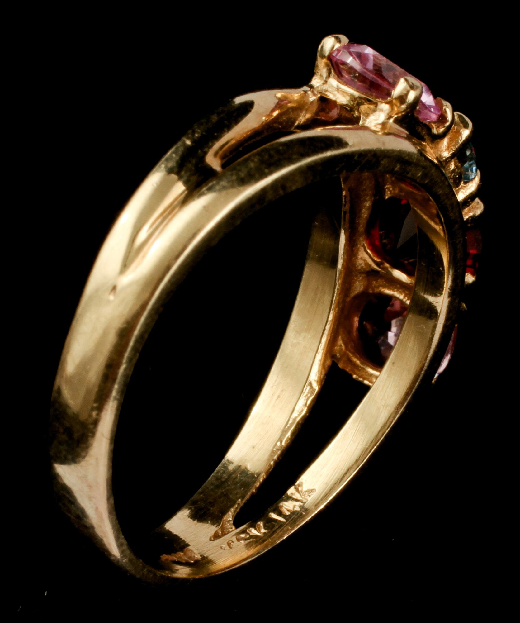 RING, 14k guld med olikfärgade briljantslipade ädelstenar, utländska stämplar. Vikt 5 g.