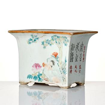 A Chinese famille rose flower pot, early 20th century.