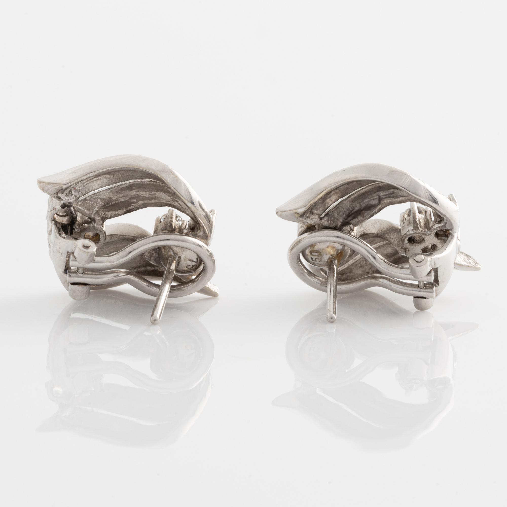 A pair of earrings in 18K white gold with round brilliant-cut diamonds.