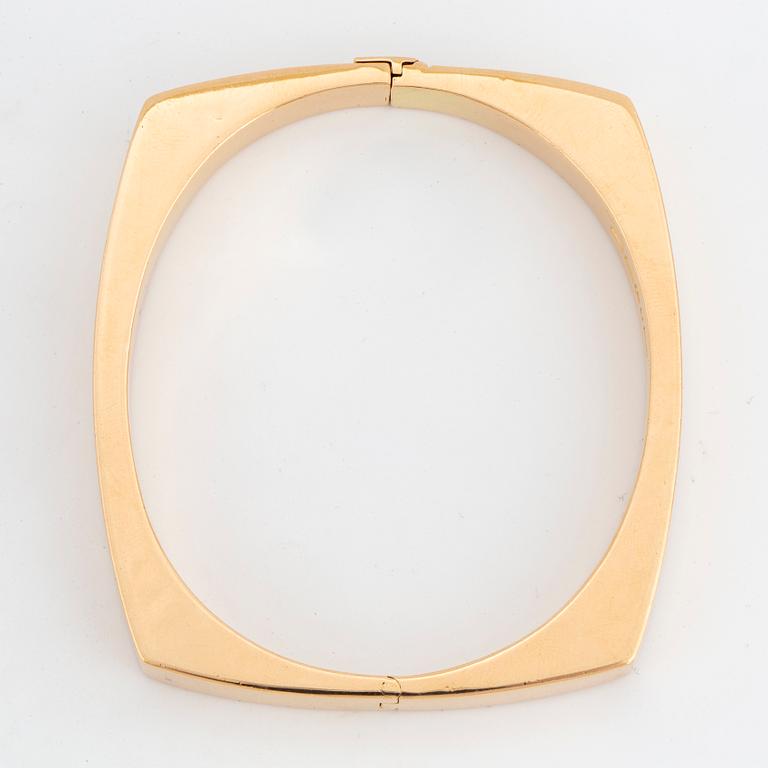 A Gaudy bangle in 18K gold.