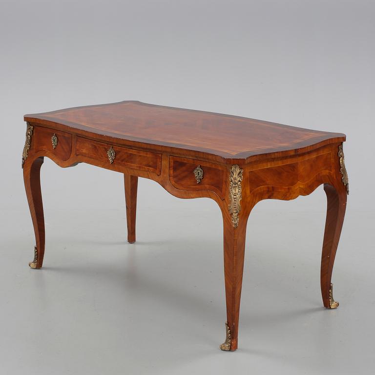 SKRIVBORD, Rokokostil, 1900-talets första hälft.
