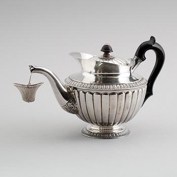 TEKANNA, silver, Johan Fredrik Björnstedt, Stockholm 1825. Vikt ca 800 gram.