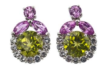 454. A PAIR OF PERIDOT EARRINGS.