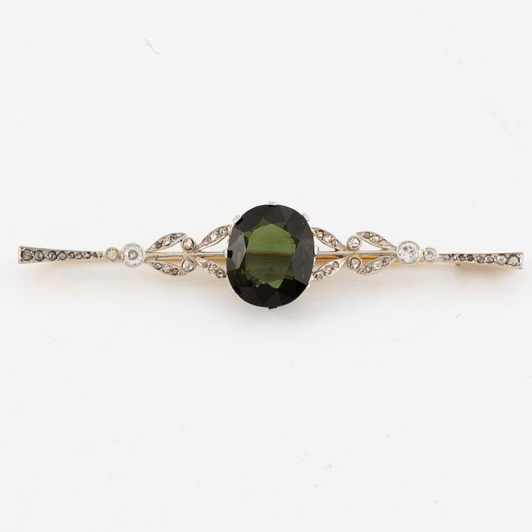 Brooch 18K gold and platinum set with a faceted tourmaline and old mine and rose-cut diamonds.