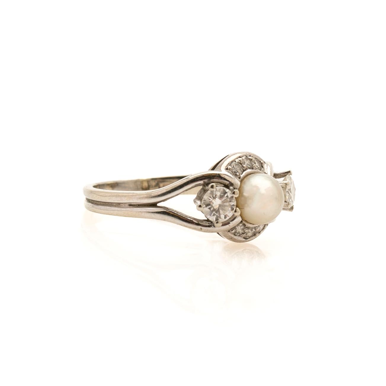 Ring, 18k,  med pärla och briljanter.