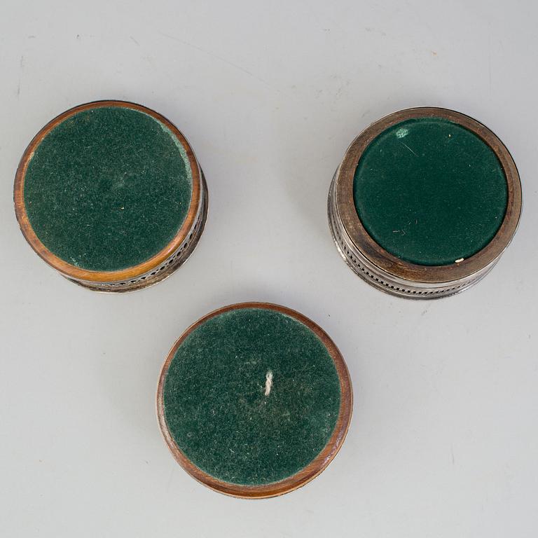 A lot of 3 SILVERPLATED COASTERS
20th century.