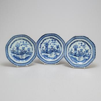 A blue and white dish, and three plates, Qing dynasty, 18th Century.