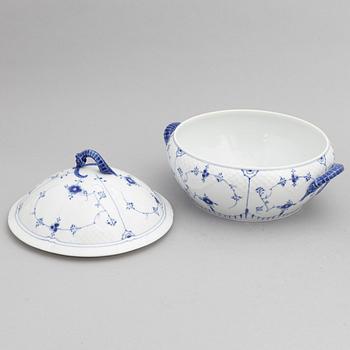 A 81 piece dinner service, "Musselmalet", Bing & Grøndahl.