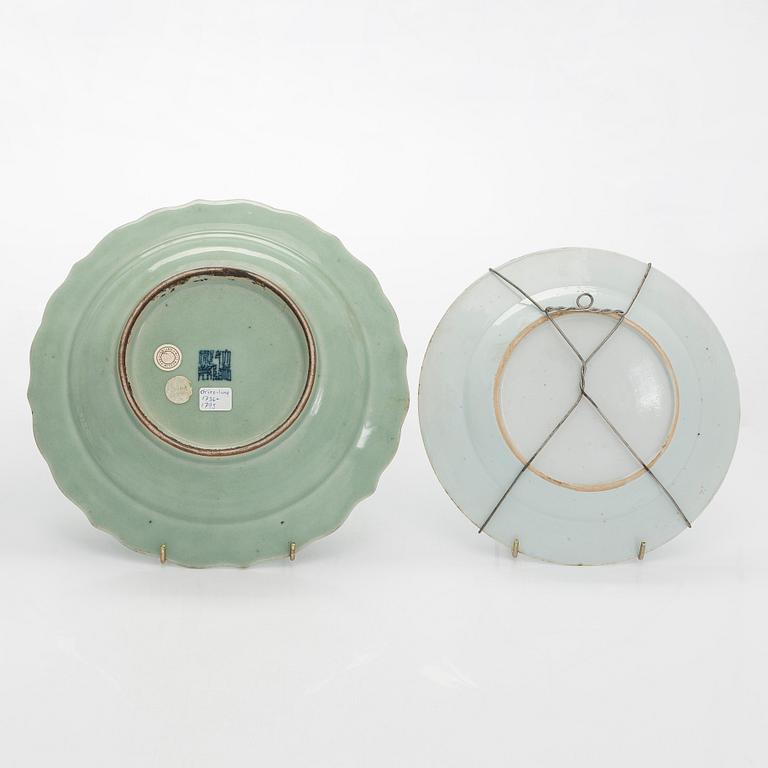 Two blue and white dishes and a vase, China, 18th/20th century.