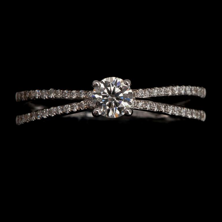 RING, vitguld 18K samt diamanter tot. 0.43 ct. Vikt ca 2,8 g.