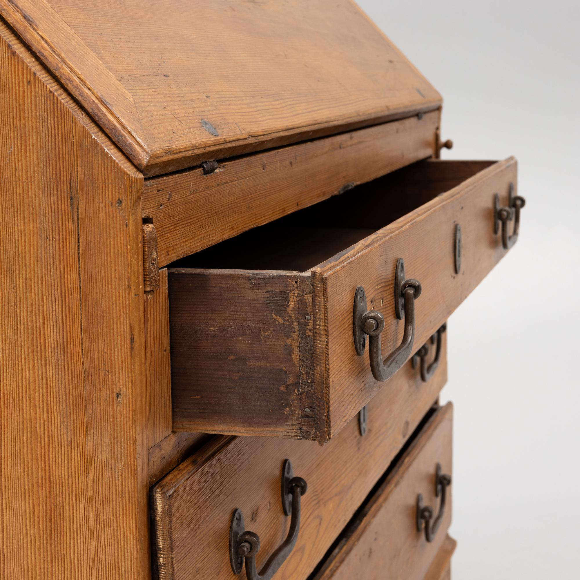 A writing cabinet, 18th/19th century.