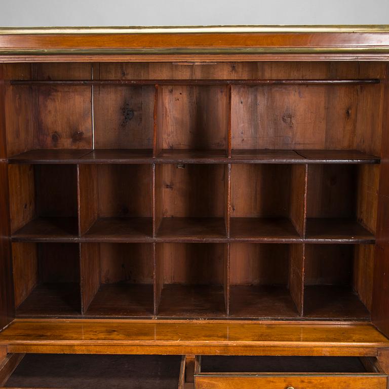 Skåp sengustavianskt, 1800-talets början och slut.