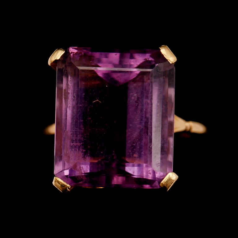 RING, 18 k, med fasetterad ametist.