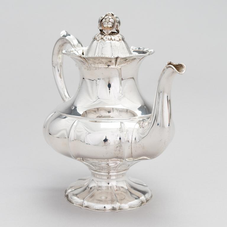 A silver coffee pot, a parcel-gilt sugar bowl and cream jug, Turku Finland 1946 and 1985.