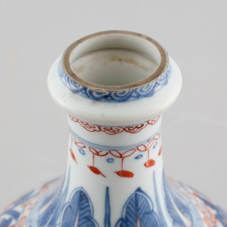 A Chinese 18th century porcelain vase.