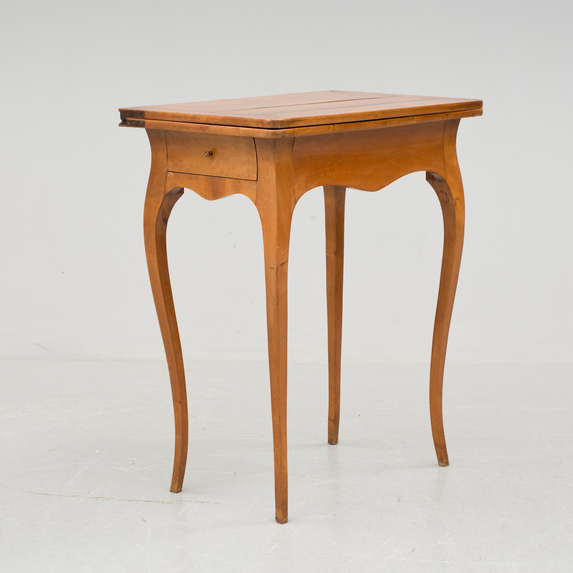 TOALETTBORD samt ett par STOLAR, nyrokoko, 1800-talet mitt. Stolarna stämplade med Karl XIV Johans ägarstämpel.