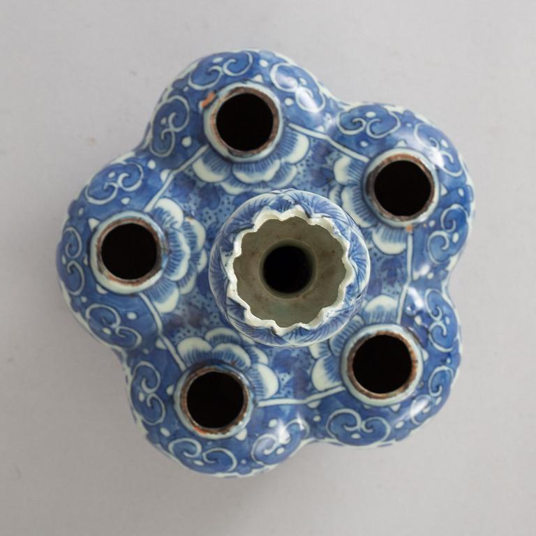 A Chinese blue and white porcelain tulip vase, Qing dynasty, Guangxu (1872-1908).