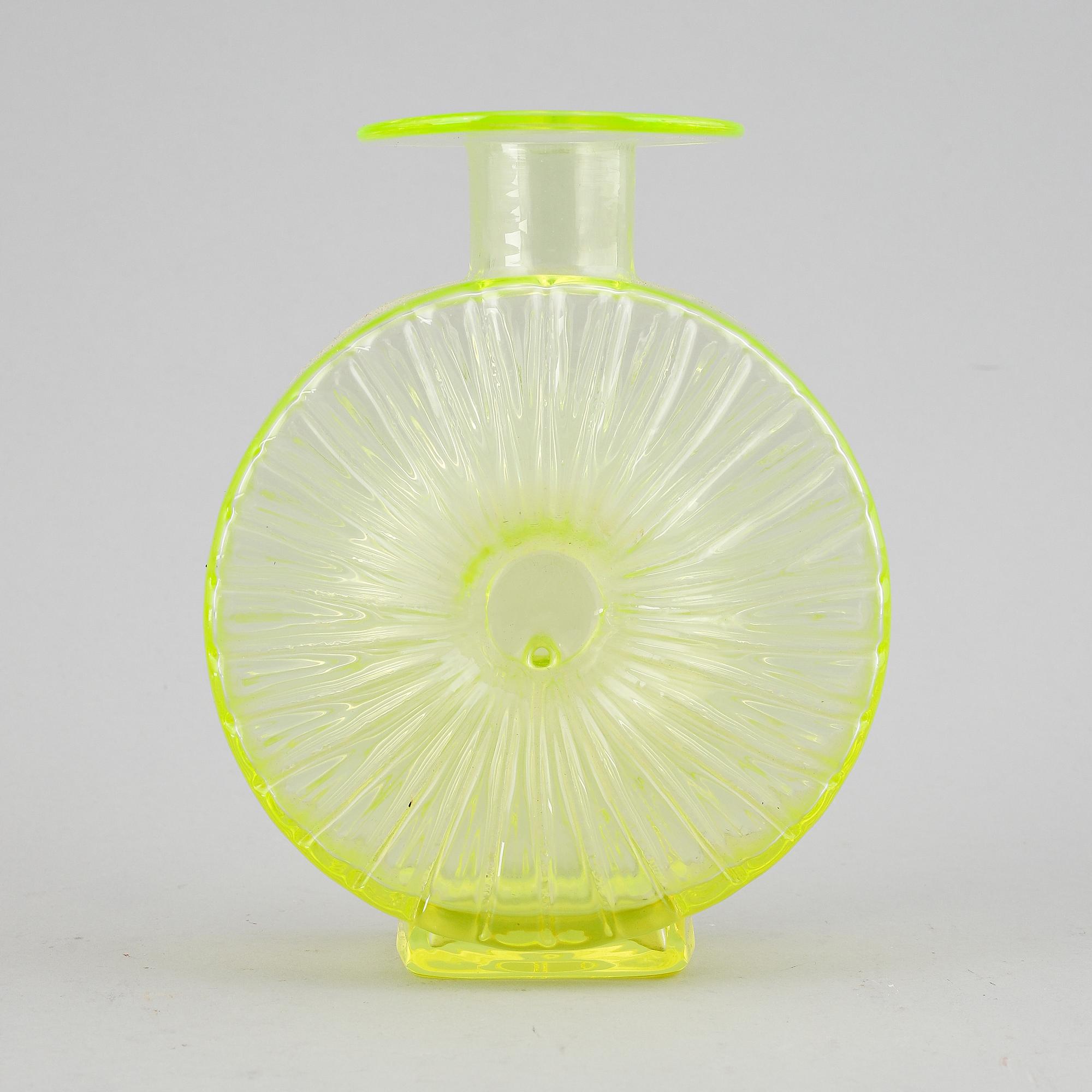 HELENA TYNELL, a sun glass bottle for Riihimäen Lasi Oy. In production 1964-1974.
