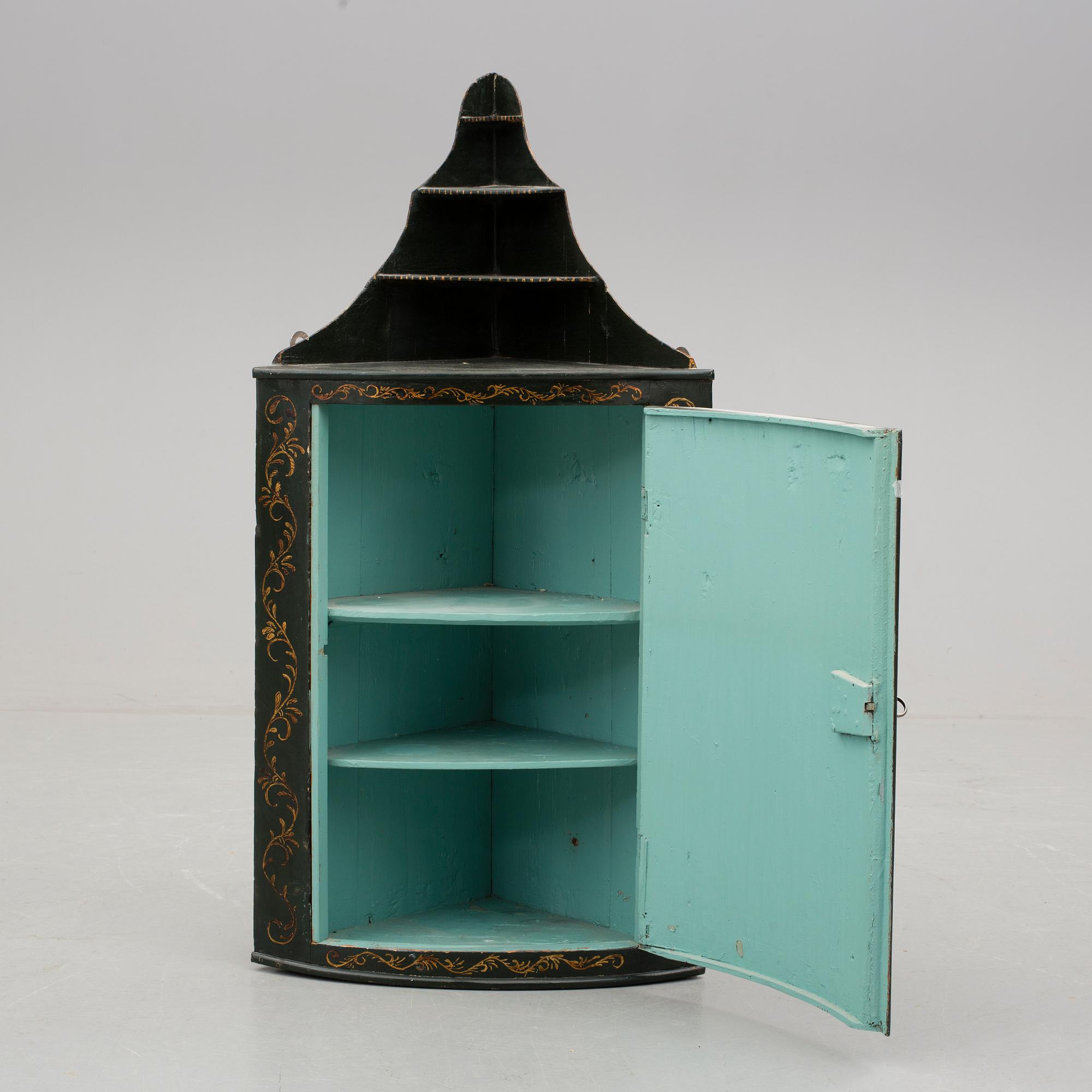 HÖRN/HÄNGSKÅP, 1800-talets början.