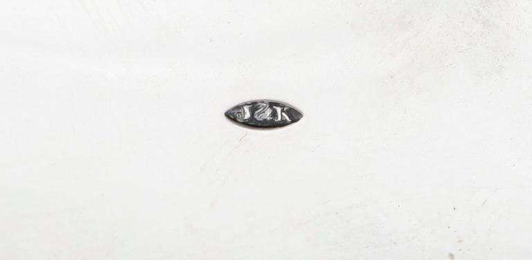 TEKANNA OCH MJÖLKKANNA, silver, otydliga stämplar, möjligen Frankrike, omkring år 1900. Total vikt med hänklar ca 372 g.