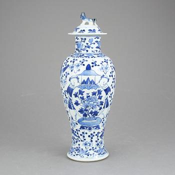 LOCKURNA, porslin, Kina. Modern tillverkning.
