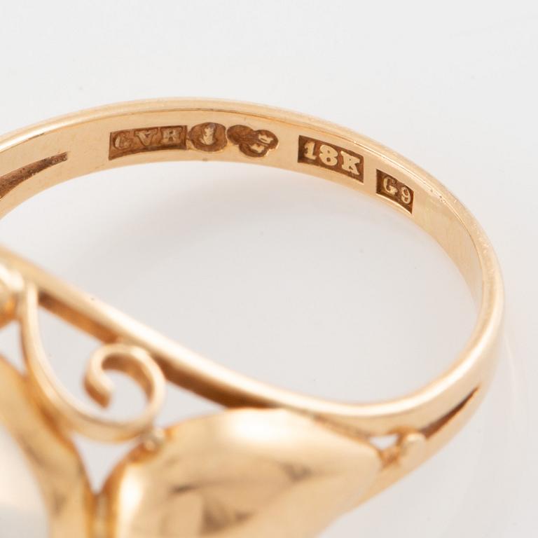 Ring, 18K gold with moonstone.