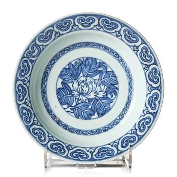 1097. A blue and white 'floral' dish, Ming dynasty, Jiajing (1521-1566).
