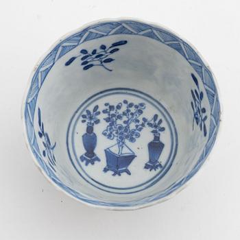 A Chinese blue and white faceted porcelain cup or bowl, Qing dynasty, Kangxi (1662-1722).