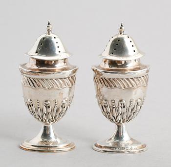 SALT- OCH PEPPARSTRÖARE, silver, Birmingham 1894. Vikt ca 68 gram.
