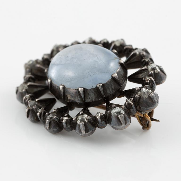 Brooch, silver with moonstone and old-cut as well as rose-cut diamonds.