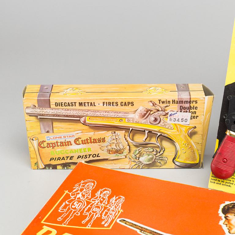 LEKSAKSPISTOLER, 3 st. Bland annat THE MAN FROM UNCLE: ORIGINAL 7.63MM AUTOMATIC TOY GUN BY LONE STAR.