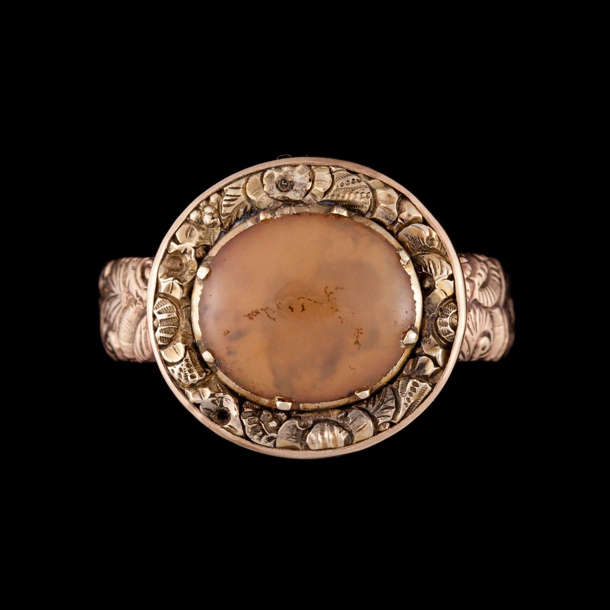 RING, 9K guld, kalcedon, troligtvis England. Vikt ca 5,3 g.