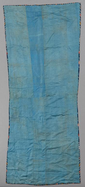 TEXTILIER, tre delar, broderat siden, samt PARTI TYG, siden. Qingdynastin (1644-1912).