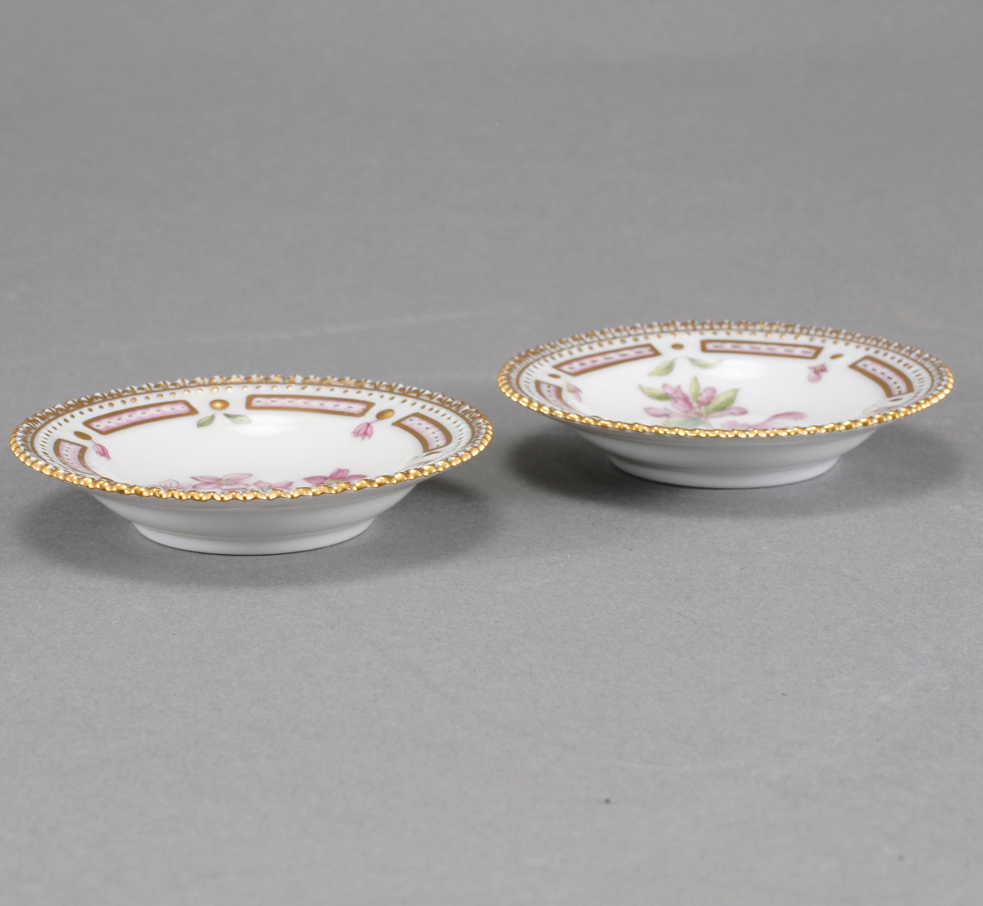 ASKFAT, ett par, porslin, "Flora Danica", Royal Copenhagen, 1900-talets andra hälft.