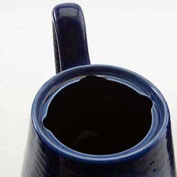 Hertha Bengtson, kannor och tillbringare "Blå Eld" 9 dlr Rörstrand porslin.