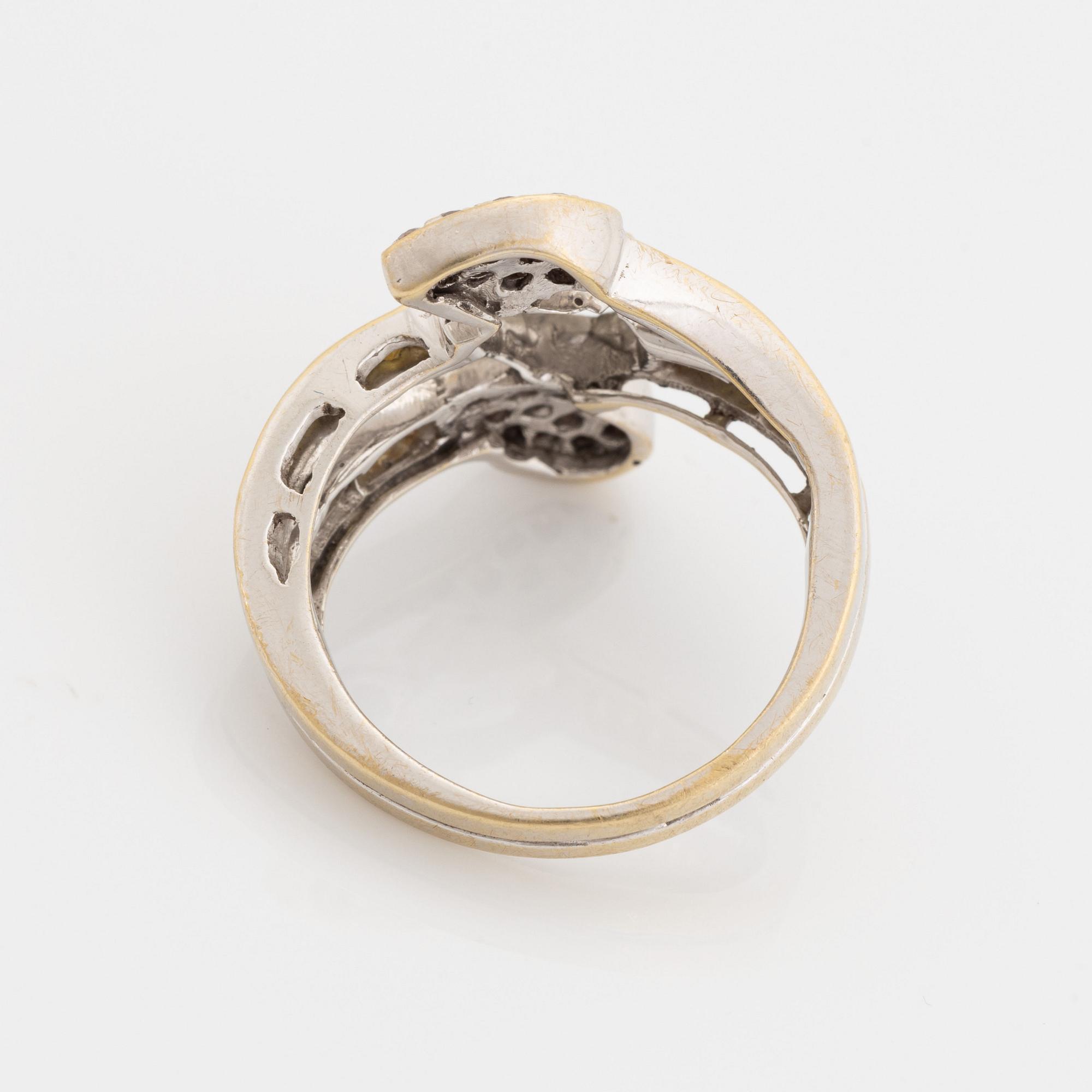 Ring, omlottring med päronformad diamant.