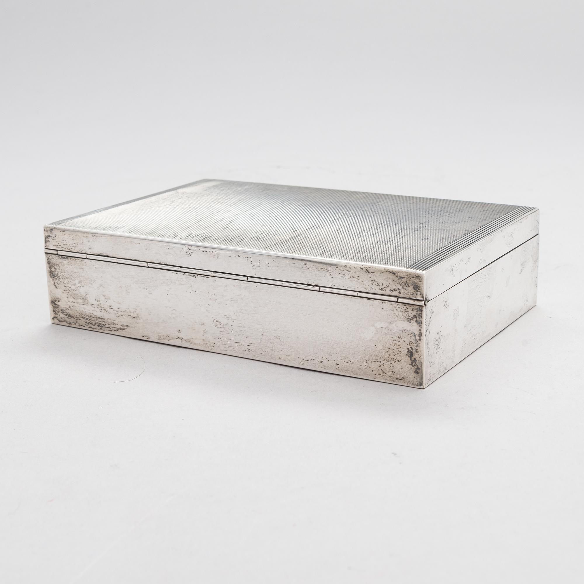 A silver cigar box, Finnish controlmark by Oskar Lindroos, Helsinki 1942.