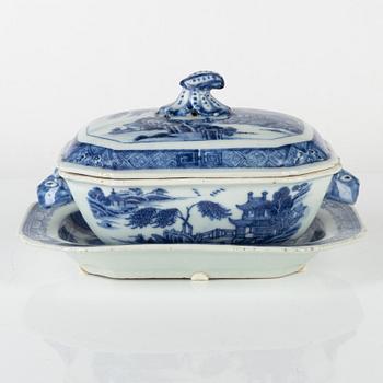 A blue and white small tureen with cover, Qing dynasty, Qianlong (1736-95).